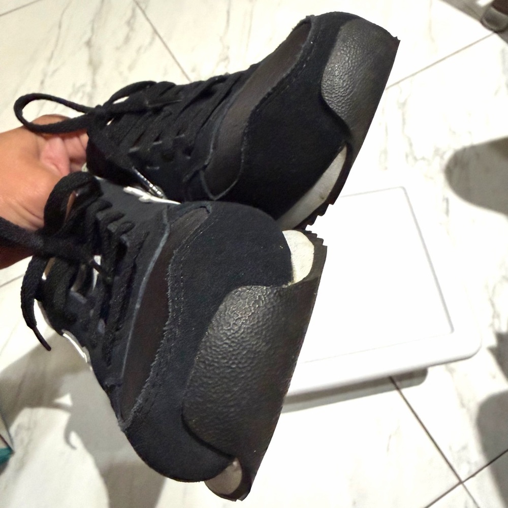 Pre-loved New Balance 420 Black and White Sneakers - Picture 5 of 7